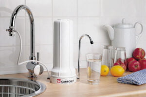 Auftisch Wasserfilter in einer Küche installiert.