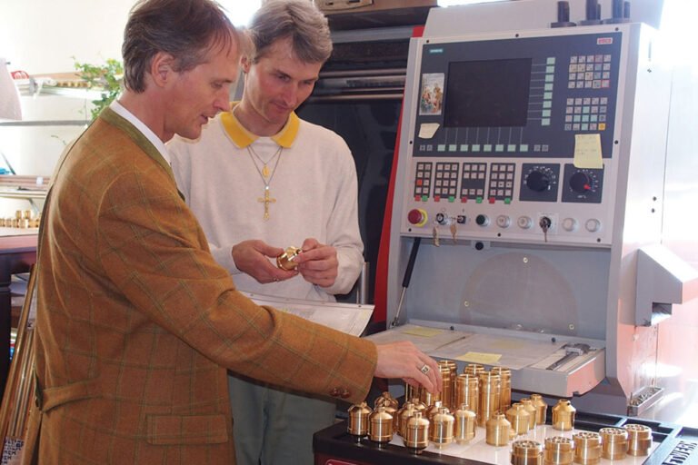 Bernhard Ratheiser bei der Fertigung der UMH Geräte