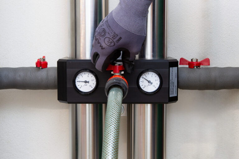 Carbonit QUADRO Prüfhahn vorsichtig öffnen