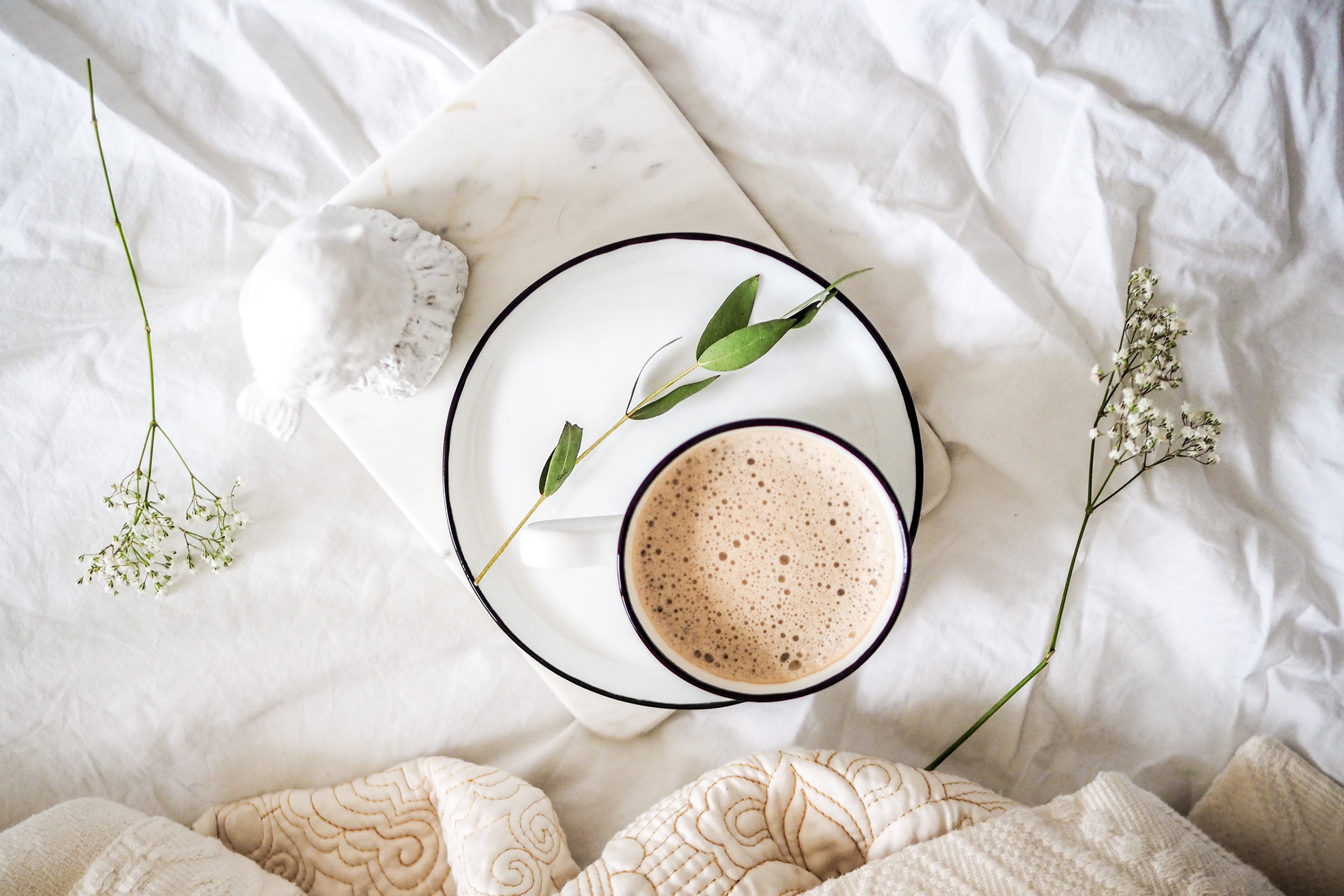 Tasse Kaffee auf Decke