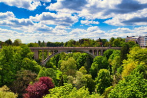 Pont Adolphe in Luxemburg Stadt im Frühling