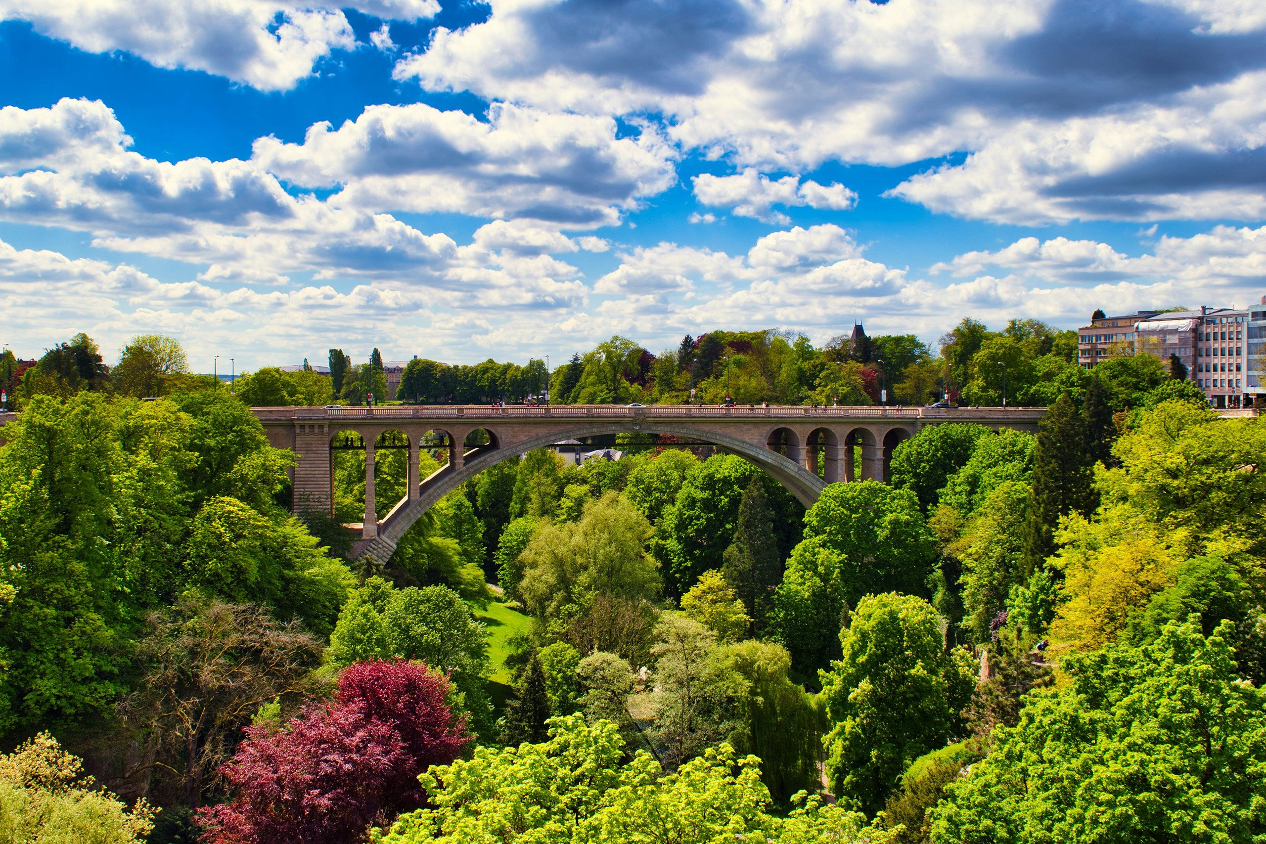 Pont Adolphe in Luxemburg Stadt im Frühling